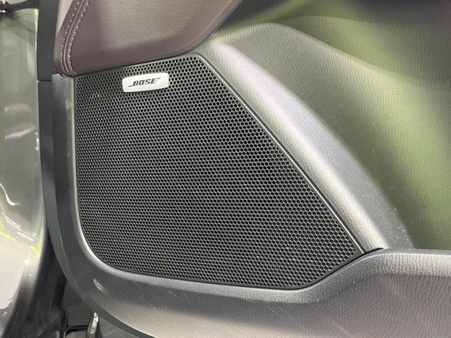 【BOSEサウンドシステム】メーカーオプションの高品位サウンドシステムを搭載。専用のチューニングが施された大小様々なスピーカーから良質なサウンドが奏でられ、臨場感あふれる音響空間を演出します。