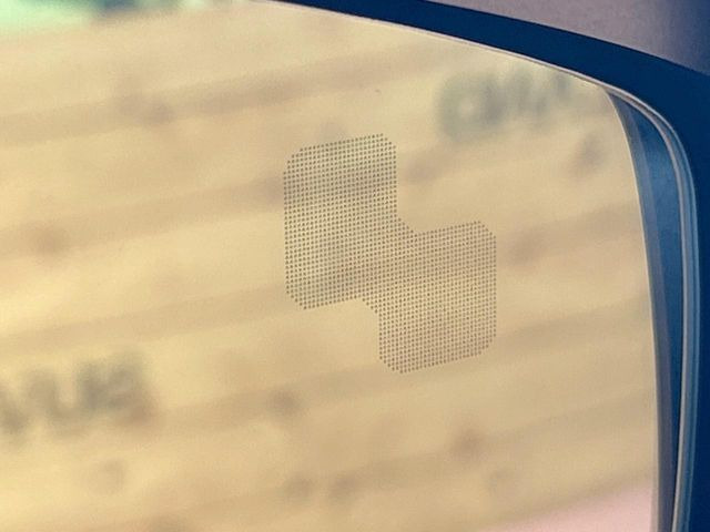 【ブラインドスポットモニタリング】走行中、ドアミラーの死角になりやすい箇所に後続車が接近するとサイドミラー付近に警告を表示、ドライバーに注意喚起をしてくれます。