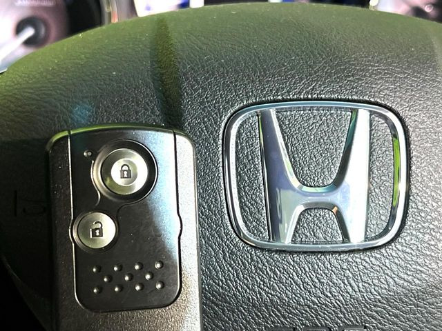 �yHonda�X�}�[�g�L�[�z�J�o����|�P�b�g�ɓ��ꂽ�܂܂ł��h�A�̎{���E�������\�ȃX�}�[�g�L�[�𑕔��B�G���W���̃I���E�I�t�����J�M�����o���K�v����������Ƃ��Ă��֗��ł���