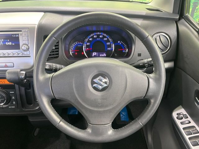�C���e���A�ɍ��킹���f�U�C���̃X�e�A�����O�́A�^�]�������̂��Ƃ��l���A�^�]���₷���`��A�傫���ł��B�����x�A���ۂɐG���Ă��m���߂��������B