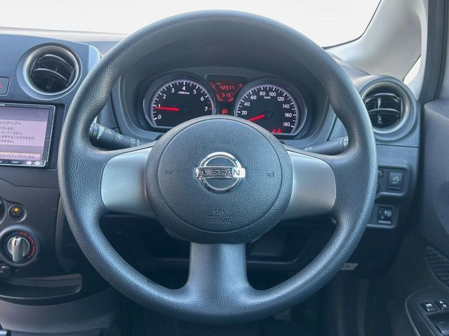 �C���e���A�ɍ��킹���f�U�C���̃X�e�A�����O�́A�^�]�������̂��Ƃ��l���A�^�]���₷���`��A�傫���ł��B�����x�A���ۂɐG���Ă��m���߂��������B