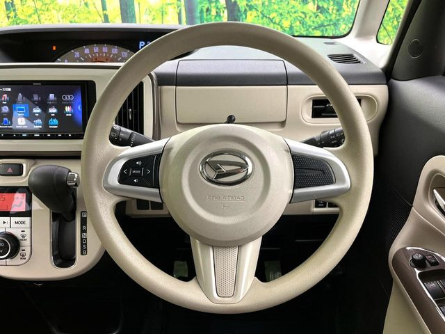 �C���e���A�ɍ��킹���f�U�C���̃X�e�A�����O�́A�^�]�������̂��Ƃ��l���A�^�]���₷���`��A�傫���ł��B�����x�A���ۂɐG���Ă��m���߂��������B