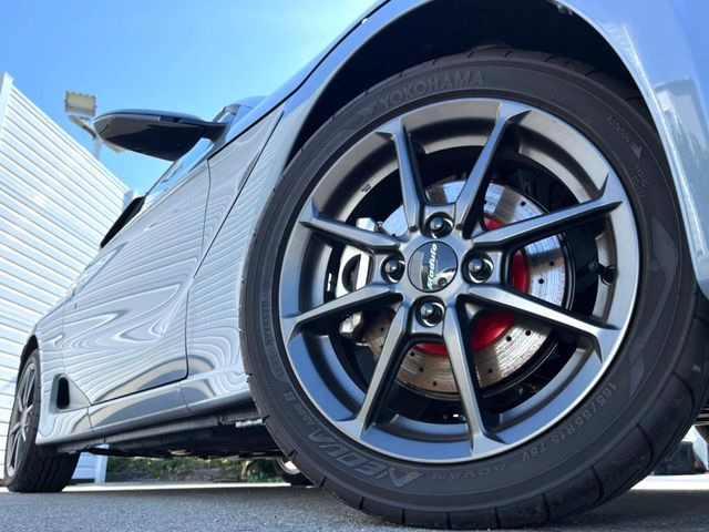 �y�����A���~�z�C�[���z�O�ςɃ}�b�`���������A���~�z�C�[���𑕒����Ă���܂��B�e��ЊO�A���~�z�C�[����A�X�^�b�h���X�^�C�����戵�����Ă���܂��B���񂲑��k����������