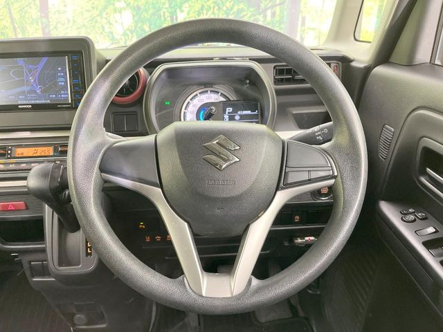 �C���e���A�ɍ��킹���f�U�C���̃X�e�A�����O�́A�^�]�������̂��Ƃ��l���A�^�]���₷���`��A�傫���ł��B�����x�A���ۂɐG���Ă��m���߂��������B