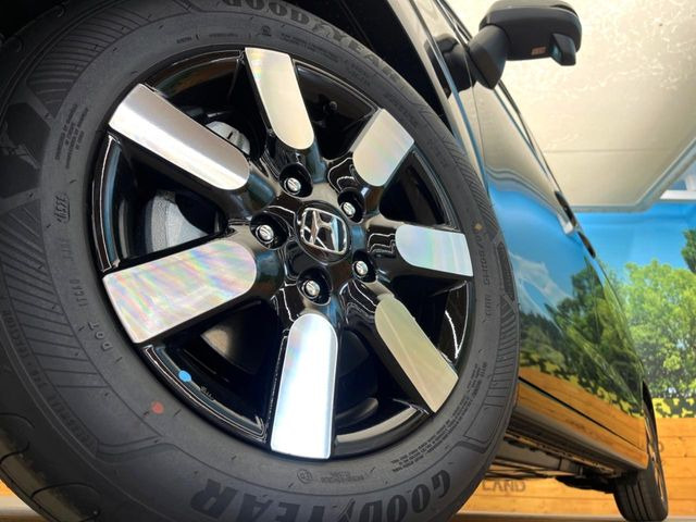 �y����15�C���`�A���~�z�C�[���z�O�ςɃ}�b�`���������A���~�z�C�[���𑕒����Ă���܂��B�e��ЊO�A���~�z�C�[����A�X�^�b�h���X�^�C�����戵�����Ă���܂��B���񂲑��k����������