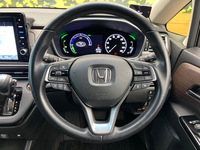 �C���e���A�ɍ��킹���f�U�C���̃X�e�A�����O�́A�^�]�������̂��Ƃ��l���A�^�]���₷���`��A�傫���ł��B�����x�A���ۂɐG���Ă��m���߂��������B