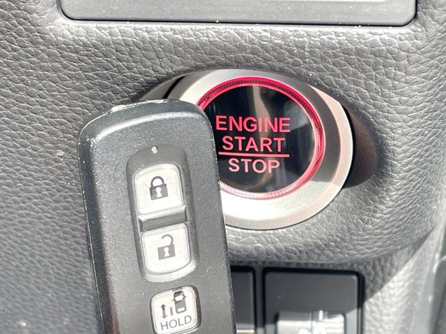 �yHonda�X�}�[�g�L�[�z�J�o����|�P�b�g�ɓ��ꂽ�܂܂ł��h�A�̎{���E�������\�ȃX�}�[�g�L�[�𑕔��B�G���W���̃I���E�I�t�����J�M�����o���K�v����������Ƃ��Ă��֗��ł���