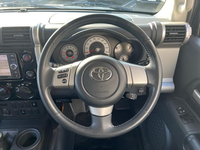 �C���e���A�ɍ��킹���f�U�C���̃X�e�A�����O�́A�^�]�������̂��Ƃ��l���A�^�]���₷���`��A�傫���ł��B�����x�A���ۂɐG���Ă��m���߂��������B