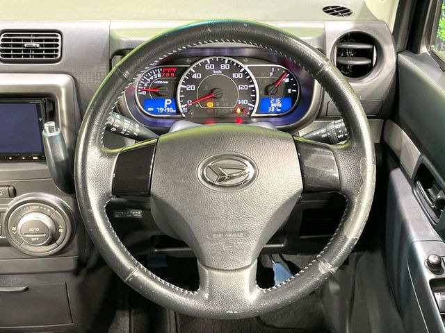 �C���e���A�ɍ��킹���f�U�C���̃X�e�A�����O�́A�^�]�������̂��Ƃ��l���A�^�]���₷���`��A�傫���ł��B�����x�A���ۂɐG���Ă��m���߂��������B