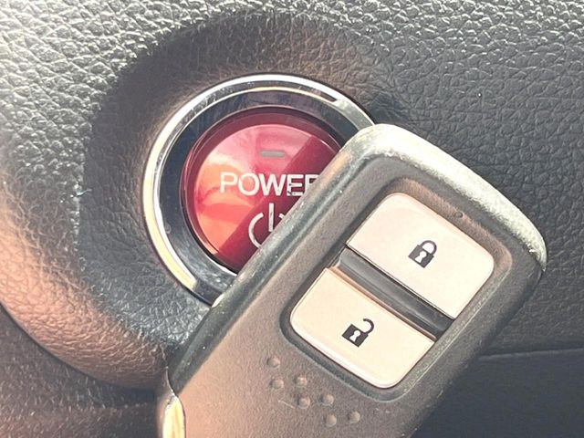 �yHonda�X�}�[�g�L�[�z�J�o����|�P�b�g�ɓ��ꂽ�܂܂ł��h�A�̎{���E�������\�ȃX�}�[�g�L�[�𑕔��B�G���W���̃I���E�I�t�����J�M�����o���K�v����������Ƃ��Ă��֗��ł���