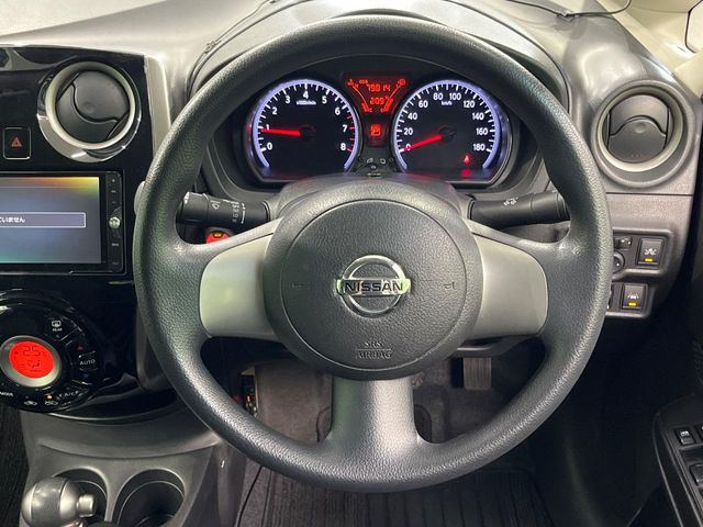 �C���e���A�ɍ��킹���f�U�C���̃X�e�A�����O�́A�^�]�������̂��Ƃ��l���A�^�]���₷���`��A�傫���ł��B�����x�A���ۂɐG���Ă��m���߂��������B