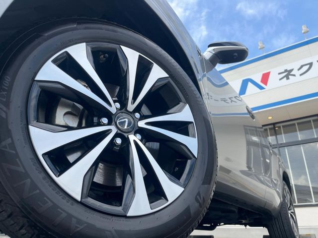 �y����18�C���`�A���~�z�C�[���z�O�ςɃ}�b�`���������A���~�z�C�[���𑕒����Ă���܂��B�e��ЊO�A���~�z�C�[����A�X�^�b�h���X�^�C�����戵�����Ă���܂��B���񂲑��k����������