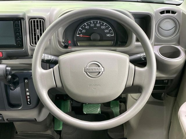 �C���e���A�ɍ��킹���f�U�C���̃X�e�A�����O�́A�^�]�������̂��Ƃ��l���A�^�]���₷���`��A�傫���ł��B�����x�A���ۂɐG���Ă��m���߂��������B