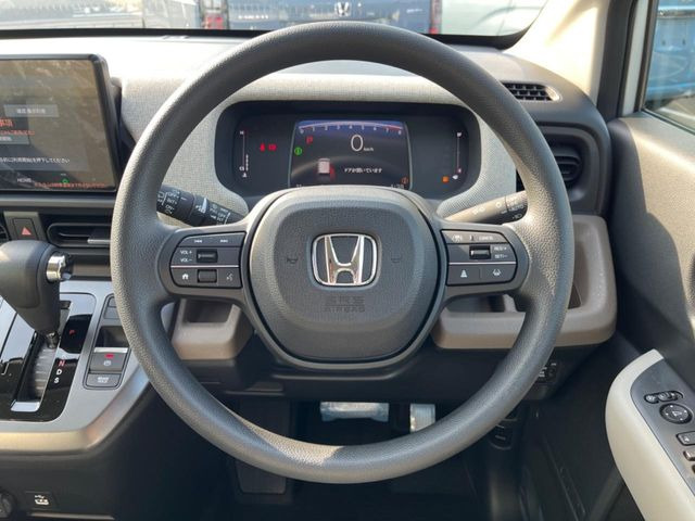 �C���e���A�ɍ��킹���f�U�C���̃X�e�A�����O�́A�^�]�������̂��Ƃ��l���A�^�]���₷���`��A�傫���ł��B�����x�A���ۂɐG���Ă��m���߂��������B