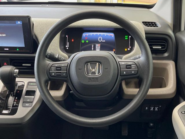 �C���e���A�ɍ��킹���f�U�C���̃X�e�A�����O�́A�^�]�������̂��Ƃ��l���A�^�]���₷���`��A�傫���ł��B�����x�A���ۂɐG���Ă��m���߂��������B