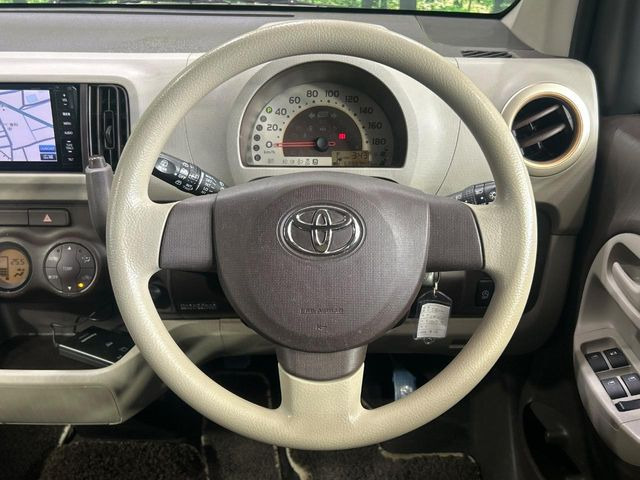 �C���e���A�ɍ��킹���f�U�C���̃X�e�A�����O�́A�^�]�������̂��Ƃ��l���A�^�]���₷���`��A�傫���ł��B�����x�A���ۂɐG���Ă��m���߂��������B