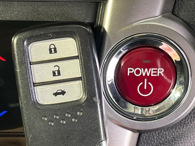 �yHonda�X�}�[�g�L�[�z�J�o����|�P�b�g�ɓ��ꂽ�܂܂ł��h�A�̎{���E�������\�ȃX�}�[�g�L�[�𑕔��B�G���W���̃I���E�I�t�����J�M�����o���K�v����������Ƃ��Ă��֗��ł���