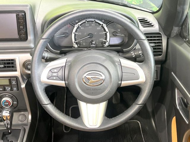 �C���e���A�ɍ��킹���f�U�C���̃X�e�A�����O�́A�^�]�������̂��Ƃ��l���A�^�]���₷���`��A�傫���ł��B�����x�A���ۂɐG���Ă��m���߂��������B