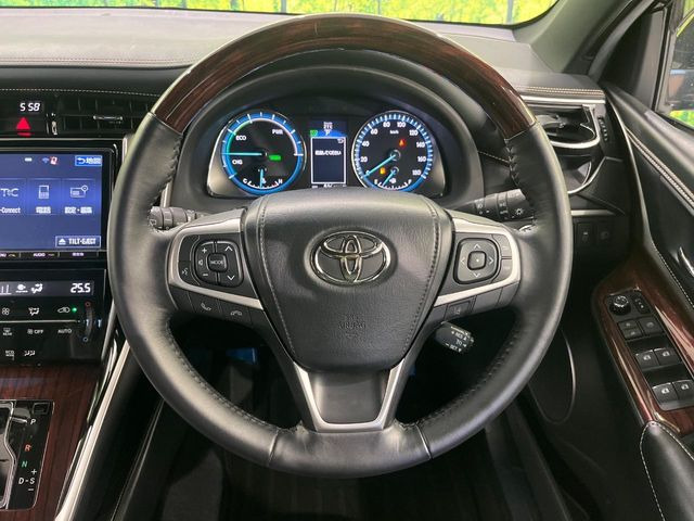 �C���e���A�ɍ��킹���f�U�C���̃X�e�A�����O�́A�^�]�������̂��Ƃ��l���A�^�]���₷���`��A�傫���ł��B�����x�A���ۂɐG���Ă��m���߂��������B