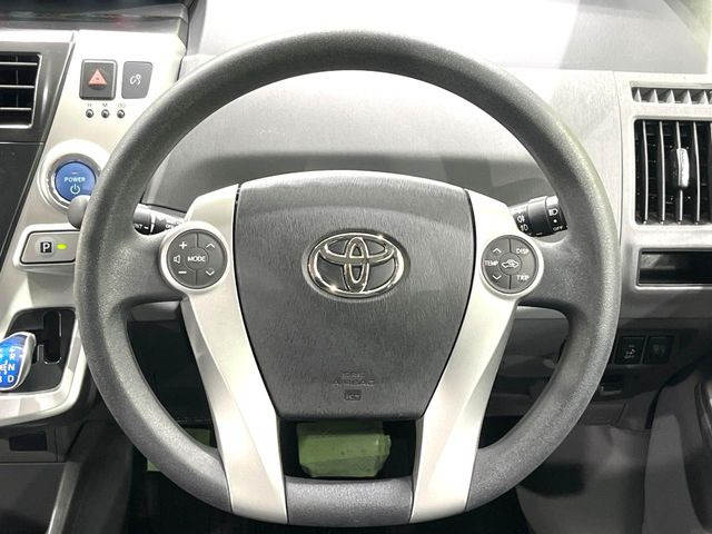 �C���e���A�ɍ��킹���f�U�C���̃X�e�A�����O�́A�^�]�������̂��Ƃ��l���A�^�]���₷���`��A�傫���ł��B�����x�A���ۂɐG���Ă��m���߂��������B