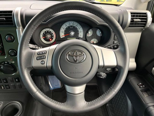 �C���e���A�ɍ��킹���f�U�C���̃X�e�A�����O�́A�^�]�������̂��Ƃ��l���A�^�]���₷���`��A�傫���ł��B�����x�A���ۂɐG���Ă��m���߂��������B
