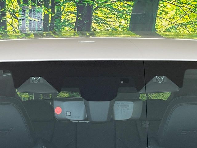 【アイサイトVer3】前方の車両等を検知し、衝突しそうな時は警報で注意を促し、ブレーキを踏む力をサポート。ブレーキを踏めなかった場合は衝突被害軽減ブレーキが作動、衝突回避をサポートします。