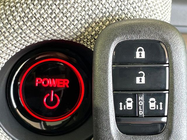 �yHonda�X�}�[�g�L�[�z�J�o����|�P�b�g�ɓ��ꂽ�܂܂ł��h�A�̎{���E�������\�ȃX�}�[�g�L�[�𑕔��B�G���W���̃I���E�I�t�����J�M�����o���K�v����������Ƃ��Ă��֗��ł���