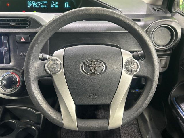 �C���e���A�ɍ��킹���f�U�C���̃X�e�A�����O�́A�^�]�������̂��Ƃ��l���A�^�]���₷���`��A�傫���ł��B�����x�A���ۂɐG���Ă��m���߂��������B