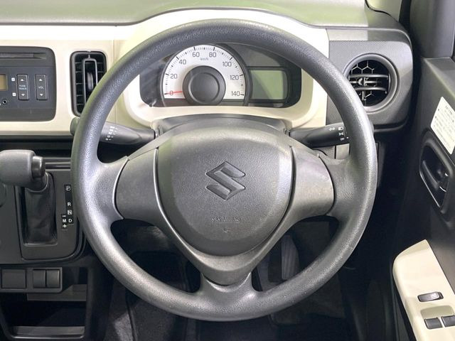 �C���e���A�ɍ��킹���f�U�C���̃X�e�A�����O�́A�^�]�������̂��Ƃ��l���A�^�]���₷���`��A�傫���ł��B�����x�A���ۂɐG���Ă��m���߂��������B