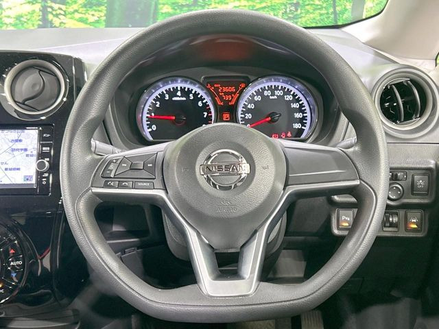 �C���e���A�ɍ��킹���f�U�C���̃X�e�A�����O�́A�^�]�������̂��Ƃ��l���A�^�]���₷���`��A�傫���ł��B�����x�A���ۂɐG���Ă��m���߂��������B