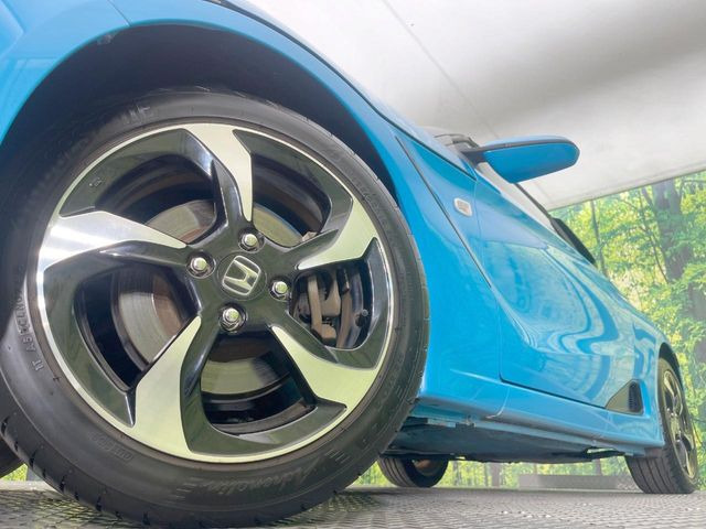 �y�����A���~�z�C�[���z�O�ςɃ}�b�`���������A���~�z�C�[���𑕒����Ă���܂��B�e��ЊO�A���~�z�C�[����A�X�^�b�h���X�^�C�����戵�����Ă���܂��B���񂲑��k����������