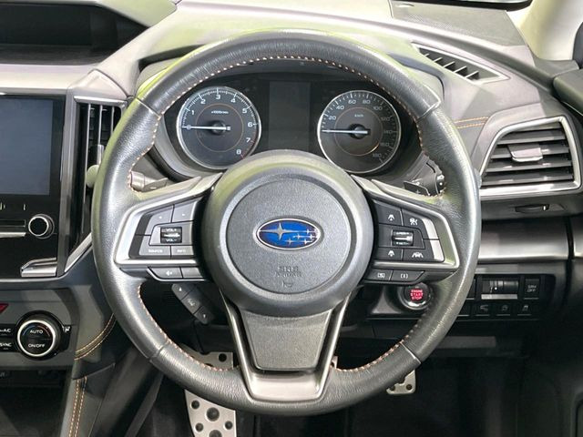 �C���e���A�ɍ��킹���f�U�C���̃X�e�A�����O�́A�^�]�������̂��Ƃ��l���A�^�]���₷���`��A�傫���ł��B�����x�A���ۂɐG���Ă��m���߂��������B