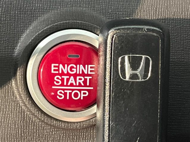 �yHonda�X�}�[�g�L�[�z�J�o����|�P�b�g�ɓ��ꂽ�܂܂ł��h�A�̎{���E�������\�ȃX�}�[�g�L�[�𑕔��B�G���W���̃I���E�I�t�����J�M�����o���K�v����������Ƃ��Ă��֗��ł���