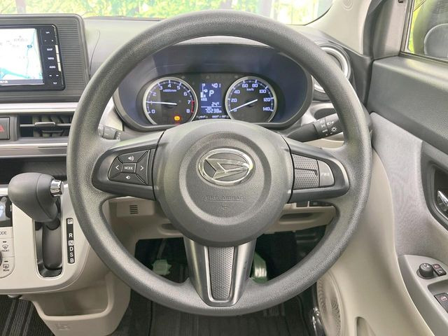 �C���e���A�ɍ��킹���f�U�C���̃X�e�A�����O�́A�^�]�������̂��Ƃ��l���A�^�]���₷���`��A�傫���ł��B�����x�A���ۂɐG���Ă��m���߂��������B