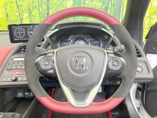 �C���e���A�ɍ��킹���f�U�C���̃X�e�A�����O�́A�^�]�������̂��Ƃ��l���A�^�]���₷���`��A�傫���ł��B�����x�A���ۂɐG���Ă��m���߂��������B