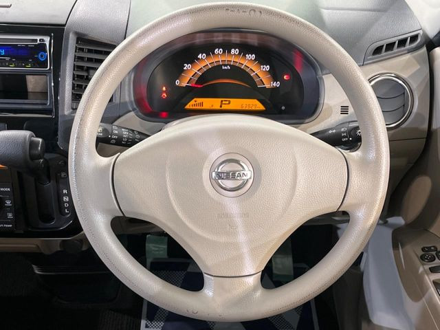 �C���e���A�ɍ��킹���f�U�C���̃X�e�A�����O�́A�^�]�������̂��Ƃ��l���A�^�]���₷���`��A�傫���ł��B�����x�A���ۂɐG���Ă��m���߂��������B