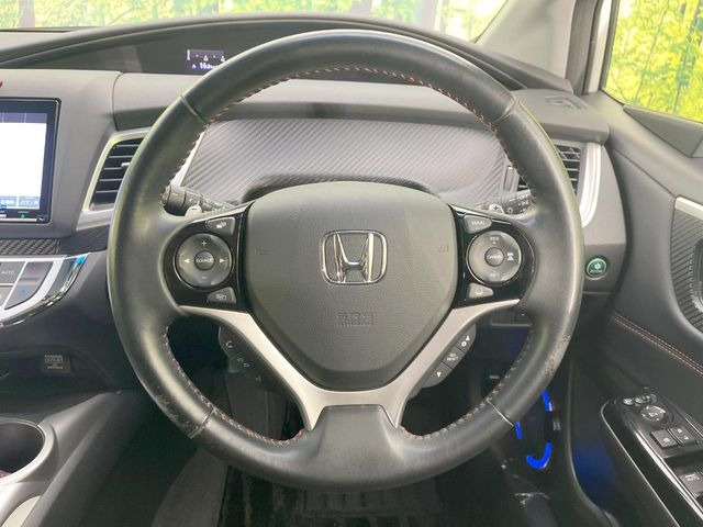�C���e���A�ɍ��킹���f�U�C���̃X�e�A�����O�́A�^�]�������̂��Ƃ��l���A�^�]���₷���`��A�傫���ł��B�����x�A���ۂɐG���Ă��m���߂��������B