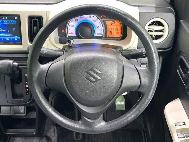 �C���e���A�ɍ��킹���f�U�C���̃X�e�A�����O�́A�^�]�������̂��Ƃ��l���A�^�]���₷���`��A�傫���ł��B�����x�A���ۂɐG���Ă��m���߂��������B