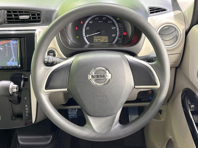 �C���e���A�ɍ��킹���f�U�C���̃X�e�A�����O�́A�^�]�������̂��Ƃ��l���A�^�]���₷���`��A�傫���ł��B�����x�A���ۂɐG���Ă��m���߂��������B