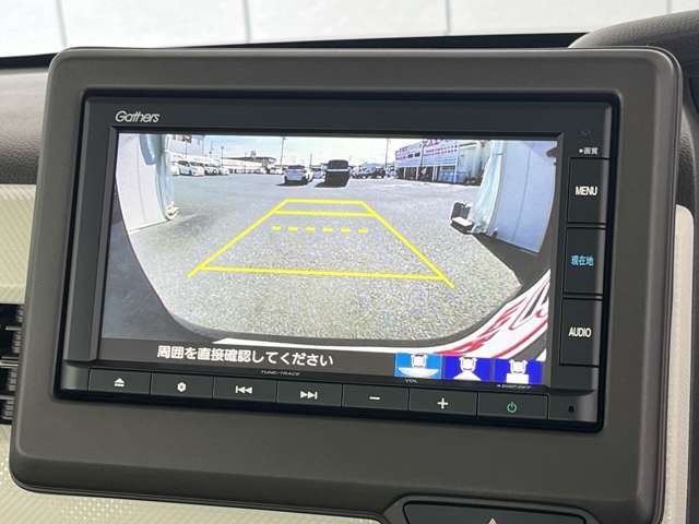 後方モニター表示でバック時の障害物もしっかり見えます!