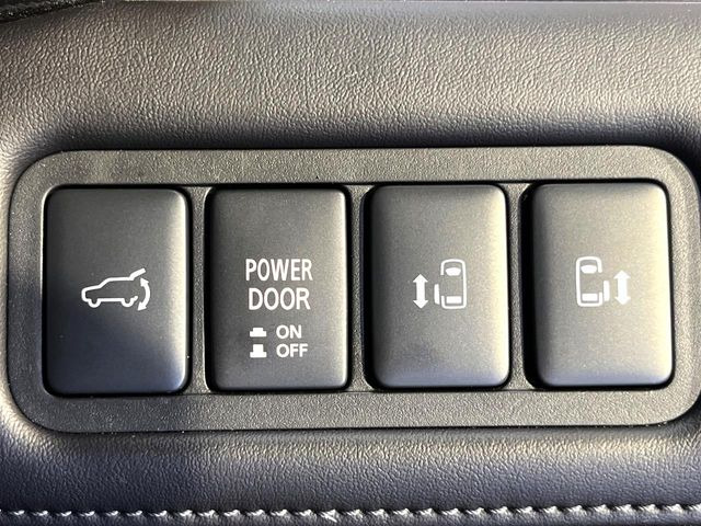 【両側パワースライドドア】スマートキーや運転席のスイッチで後席両側スライドドアの開閉が可能♪電動だから力を入れてドアを開ける必要が無く、小さなお子様でも簡単に開け閉めでき快適です♪