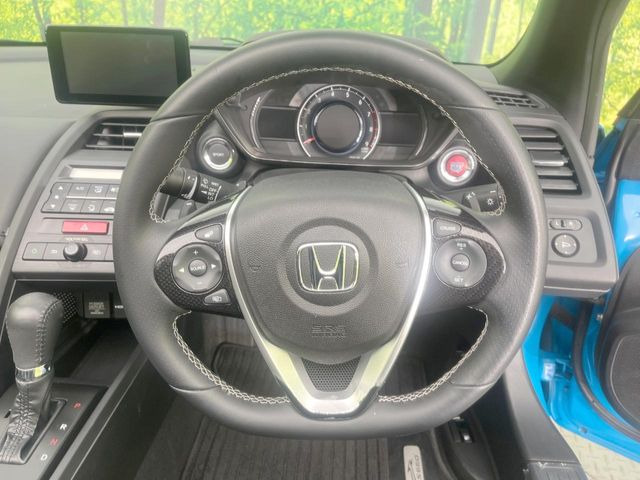 �C���e���A�ɍ��킹���f�U�C���̃X�e�A�����O�́A�^�]�������̂��Ƃ��l���A�^�]���₷���`��A�傫���ł��B�����x�A���ۂɐG���Ă��m���߂��������B
