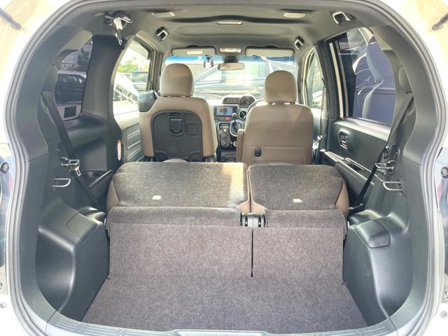 後席を格納すると、これだけの広さが!シーンに合わせたシートアレンジで、大きな荷物も積むことが出来ます♪