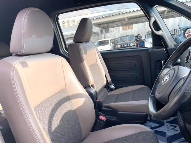 運転席まわりには十分なスペースがあり、大柄な方でもゆったり運転していただける環境です。