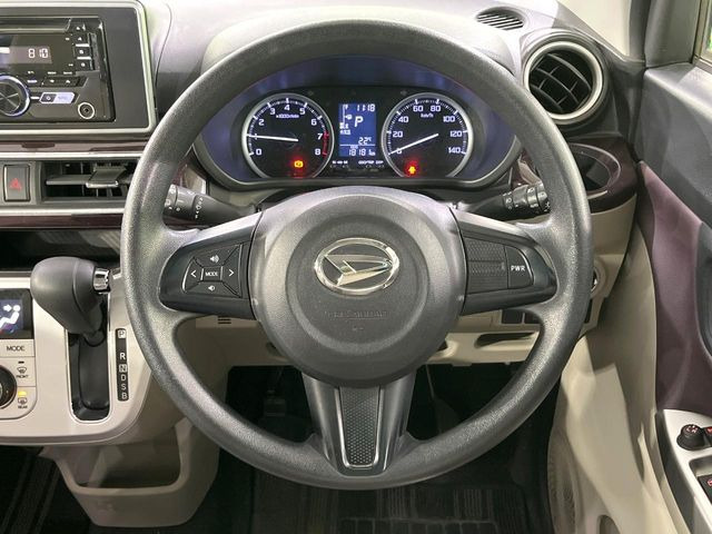 �C���e���A�ɍ��킹���f�U�C���̃X�e�A�����O�́A�^�]�������̂��Ƃ��l���A�^�]���₷���`��A�傫���ł��B�����x�A���ۂɐG���Ă��m���߂��������B