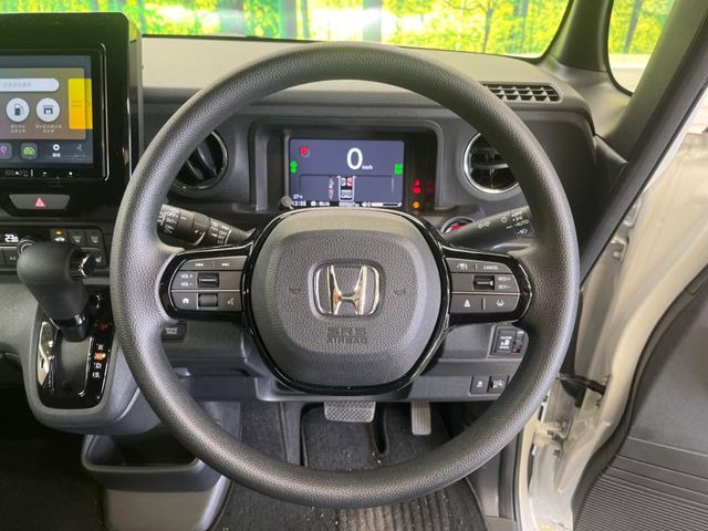 �C���e���A�ɍ��킹���f�U�C���̃X�e�A�����O�́A�^�]�������̂��Ƃ��l���A�^�]���₷���`��A�傫���ł��B�����x�A���ۂɐG���Ă��m���߂��������B