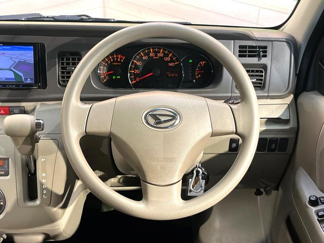 �C���e���A�ɍ��킹���f�U�C���̃X�e�A�����O�́A�^�]�������̂��Ƃ��l���A�^�]���₷���`��A�傫���ł��B�����x�A���ۂɐG���Ă��m���߂��������B