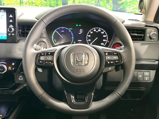 �C���e���A�ɍ��킹���f�U�C���̃X�e�A�����O�́A�^�]�������̂��Ƃ��l���A�^�]���₷���`��A�傫���ł��B�����x�A���ۂɐG���Ă��m���߂��������B