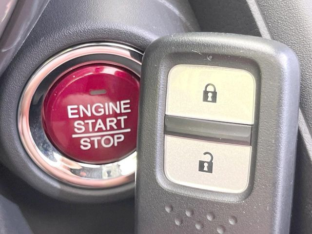 �yHonda�X�}�[�g�L�[�z�J�o����|�P�b�g�ɓ��ꂽ�܂܂ł��h�A�̎{���E�������\�ȃX�}�[�g�L�[�𑕔��B�G���W���̃I���E�I�t�����J�M�����o���K�v����������Ƃ��Ă��֗��ł���