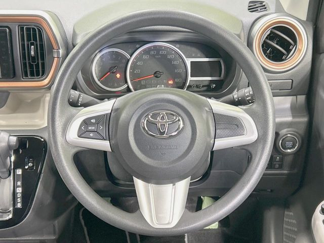�C���e���A�ɍ��킹���f�U�C���̃X�e�A�����O�́A�^�]�������̂��Ƃ��l���A�^�]���₷���`��A�傫���ł��B�����x�A���ۂɐG���Ă��m���߂��������B